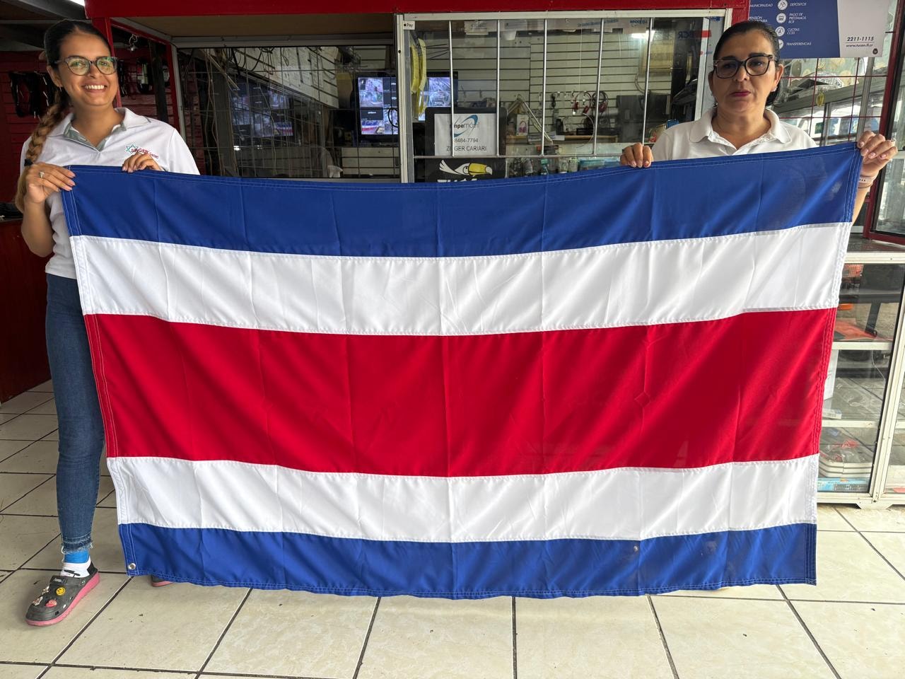 Clientes con bandera de Costa Rica