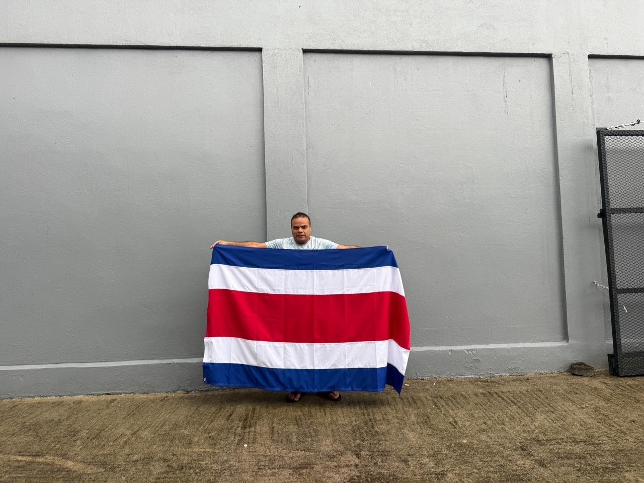 Persona sosteniendo bandera de Costa Rica