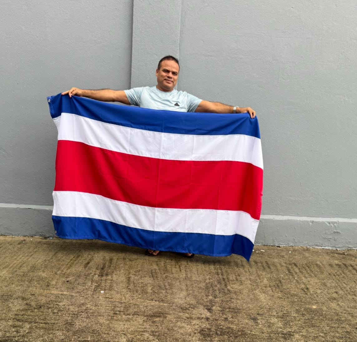 Cliente sosteniendo bandera de Costa Rica